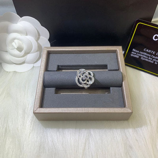 18K Chanel Fil De Cam¨¦lia Ring