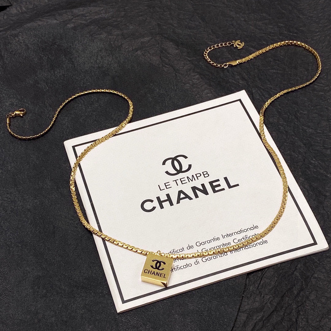 18K Chanel Pendant Necklace